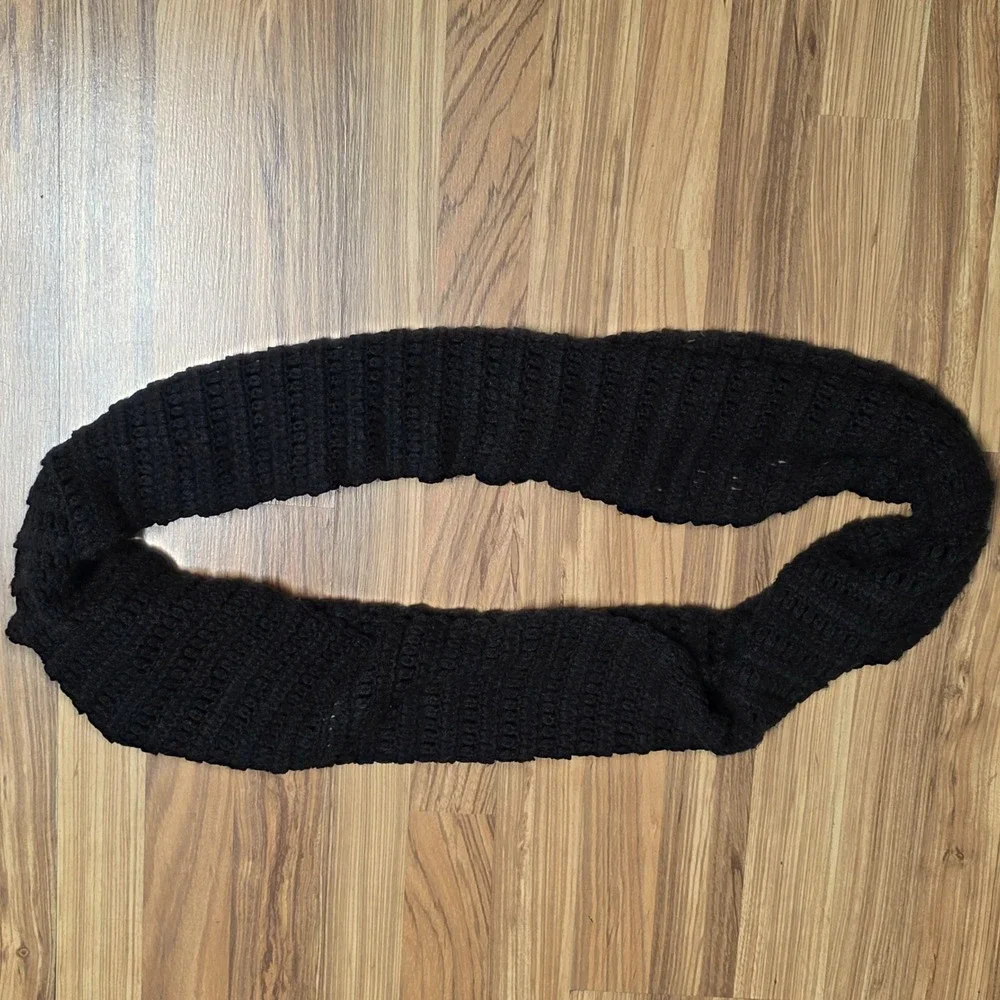 Victoria's Secret Crochet Infinity Scarf Women's One Size Acrylic Warm‎ Cozy